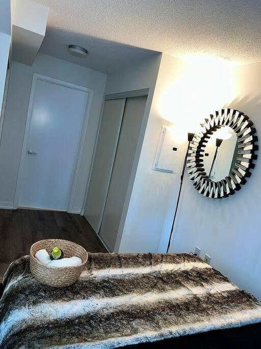 Luxurious Condo In The Center Of Downtown Торонто Экстерьер фото