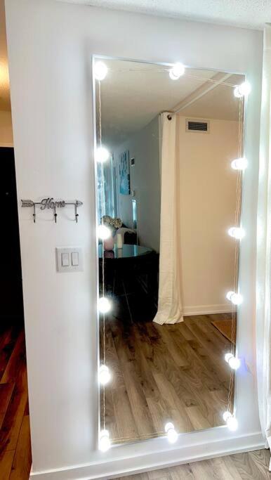 Luxurious Condo In The Center Of Downtown Торонто Экстерьер фото