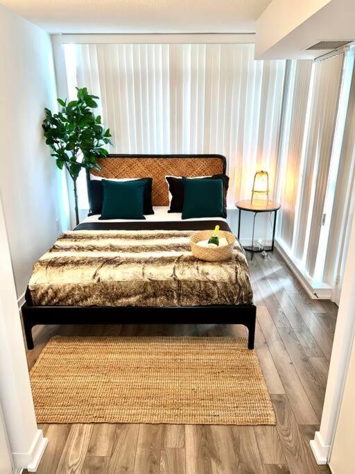 Luxurious Condo In The Center Of Downtown Торонто Экстерьер фото