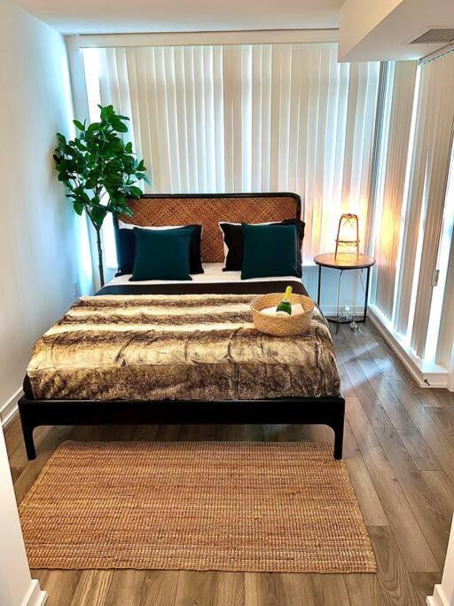Luxurious Condo In The Center Of Downtown Торонто Экстерьер фото