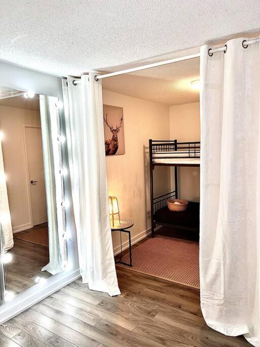 Luxurious Condo In The Center Of Downtown Торонто Экстерьер фото