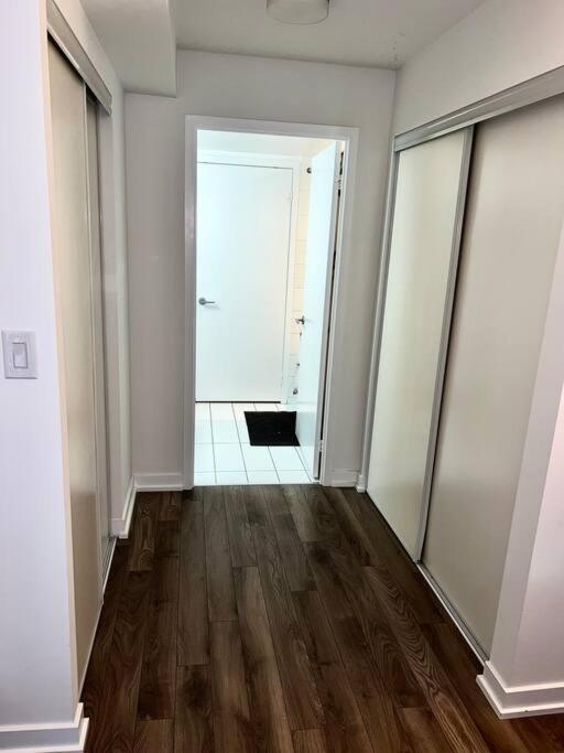 Luxurious Condo In The Center Of Downtown Торонто Экстерьер фото