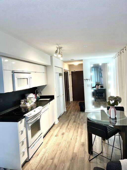 Luxurious Condo In The Center Of Downtown Торонто Экстерьер фото