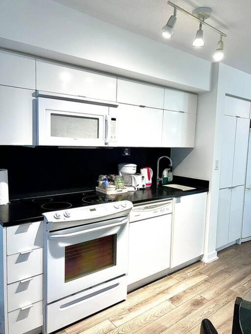 Luxurious Condo In The Center Of Downtown Торонто Экстерьер фото