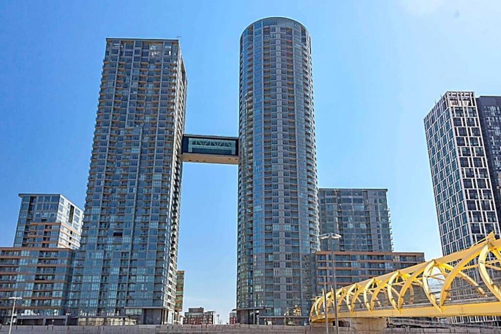 Luxurious Condo In The Center Of Downtown Торонто Экстерьер фото