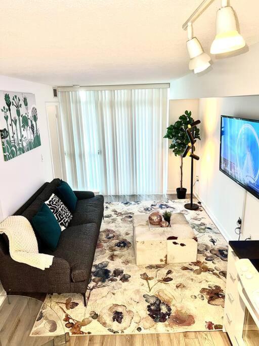 Luxurious Condo In The Center Of Downtown Торонто Экстерьер фото