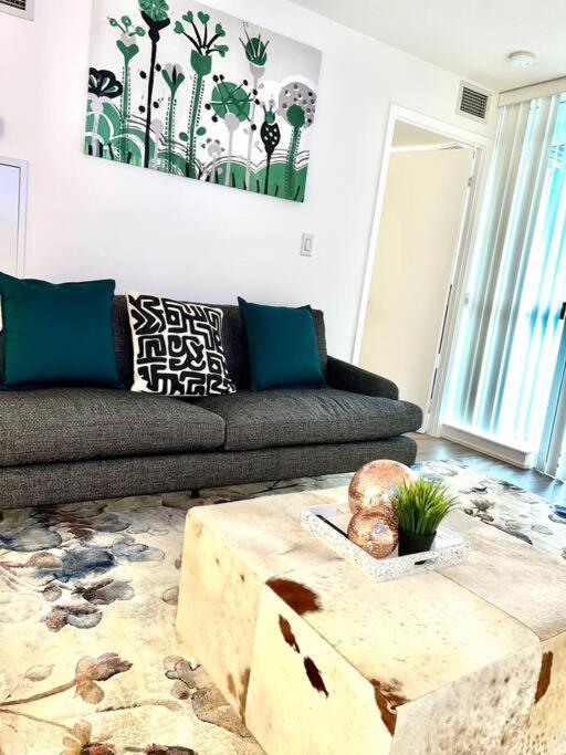 Luxurious Condo In The Center Of Downtown Торонто Экстерьер фото