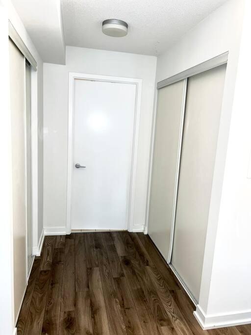 Luxurious Condo In The Center Of Downtown Торонто Экстерьер фото