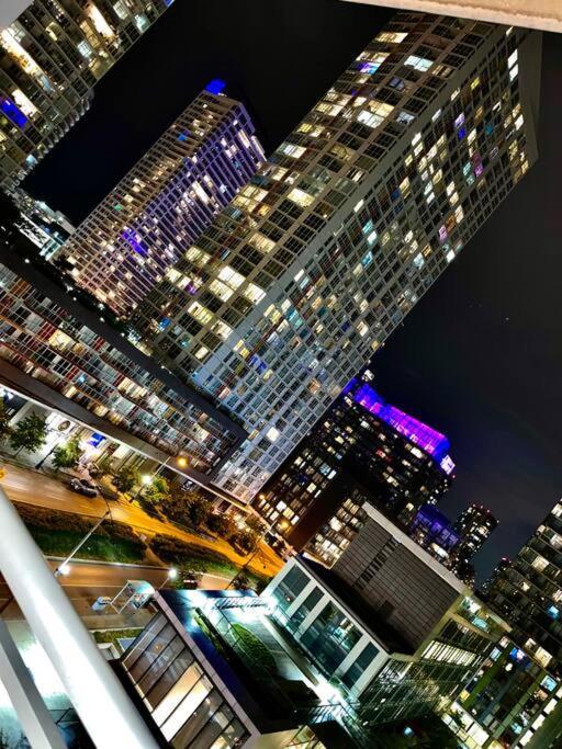 Luxurious Condo In The Center Of Downtown Торонто Экстерьер фото