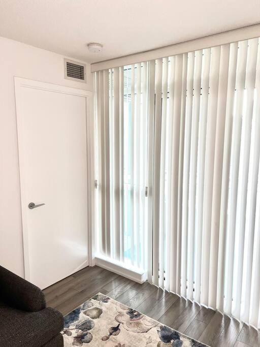 Luxurious Condo In The Center Of Downtown Торонто Экстерьер фото