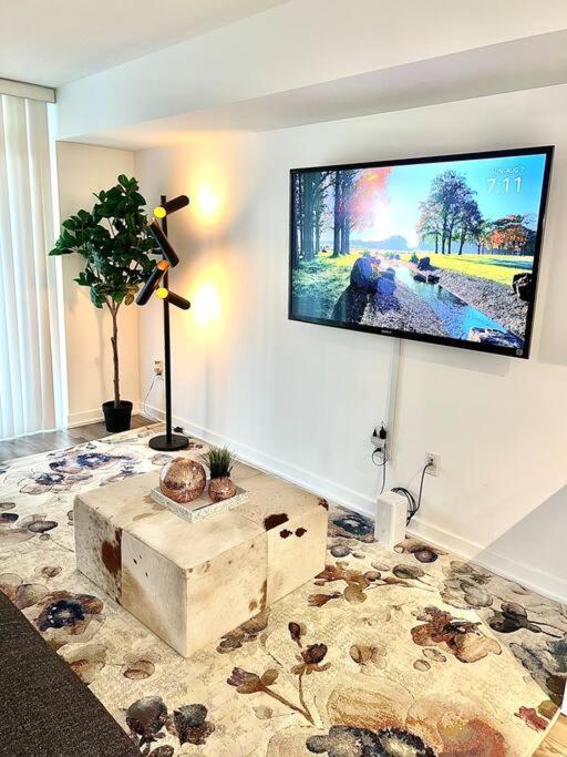 Luxurious Condo In The Center Of Downtown Торонто Экстерьер фото