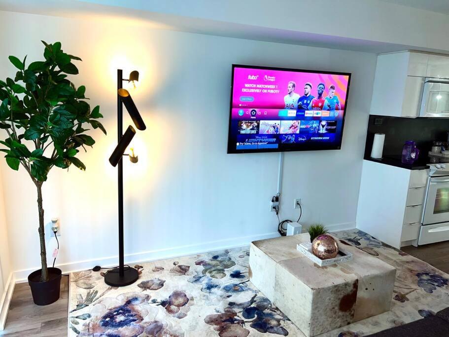 Luxurious Condo In The Center Of Downtown Торонто Экстерьер фото