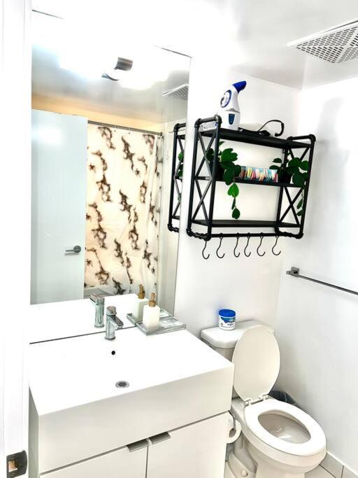Luxurious Condo In The Center Of Downtown Торонто Экстерьер фото