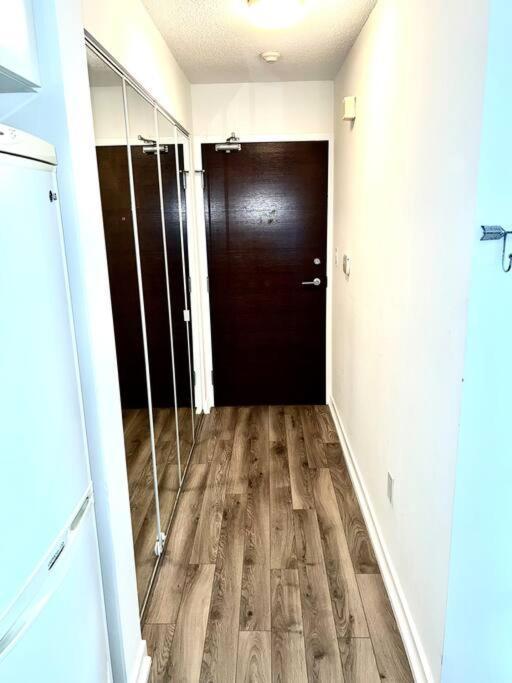Luxurious Condo In The Center Of Downtown Торонто Экстерьер фото