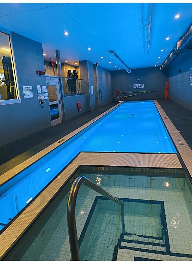 Luxurious Condo In The Center Of Downtown Торонто Экстерьер фото